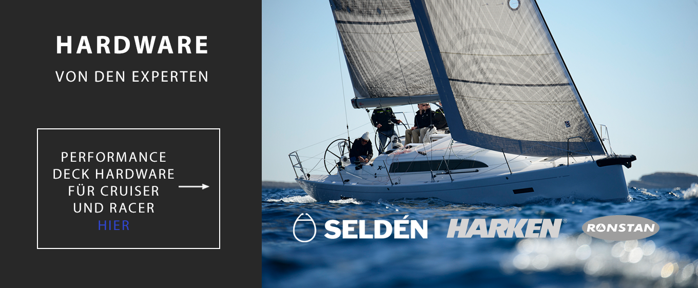 Segelboot auf dem Wasser mit Logos von Selden, Harken und Ronstan im unteren Bereich.