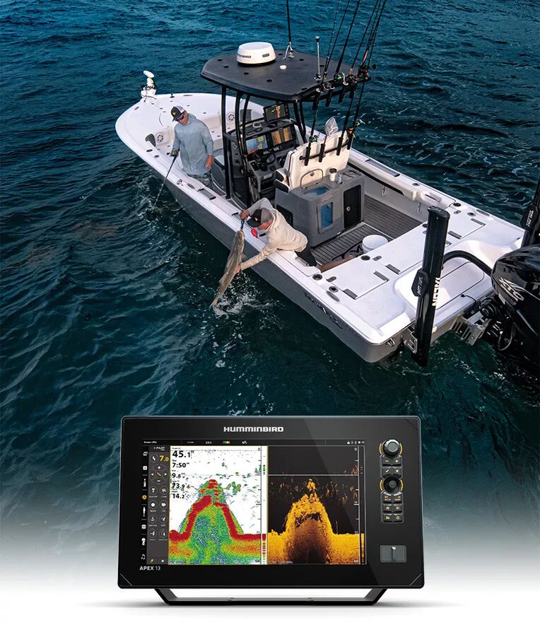 Humminbird APEX 13 Echolot vor einem Boot auf dem Wasser mit zwei Anglern beim Fang