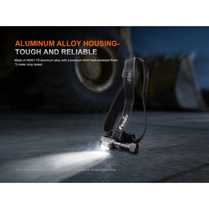 Die Fenix HM71R V2.0 LED Stirnlampe zeigt ihr robustes Aluminiumgehaeuse und strahlendes Licht auf dem Boden.