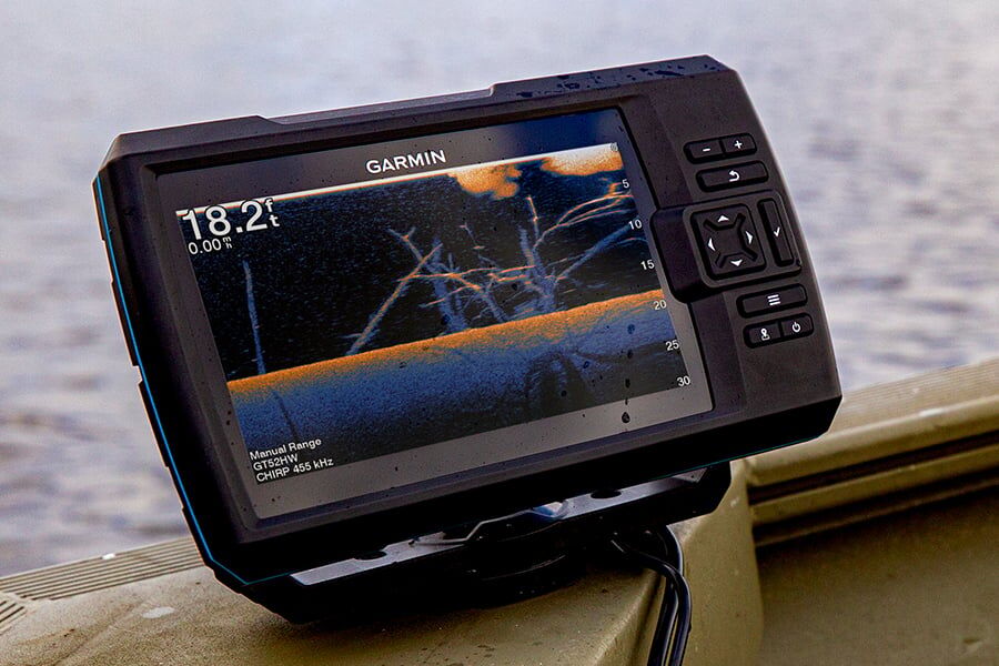 Das Echolot der Garmin Striker Serie zeigt auf dem Display Unterwasserstrukturen und Wassertiefe an.