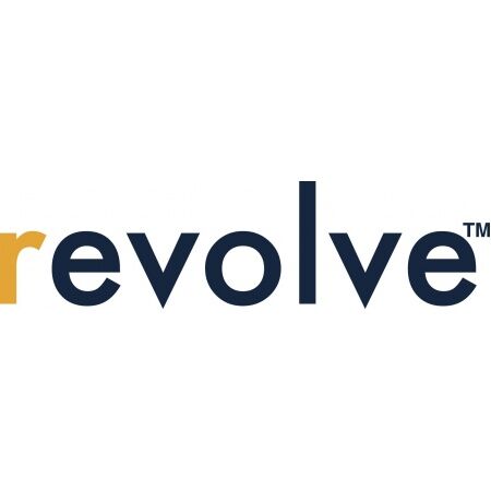 Das blaue Markenlogo von Revolve mit einem gelben Akzent am ersten Buchstaben.