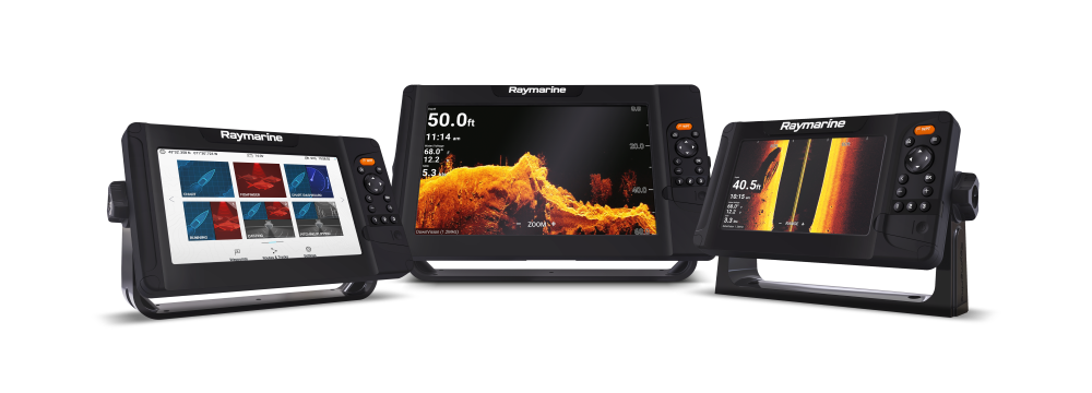 Drei schwarze Raymarine Element Fischfinder Displays mit verschiedenen Ansichten auf dem Bildschirm vor weißem Hintergrund