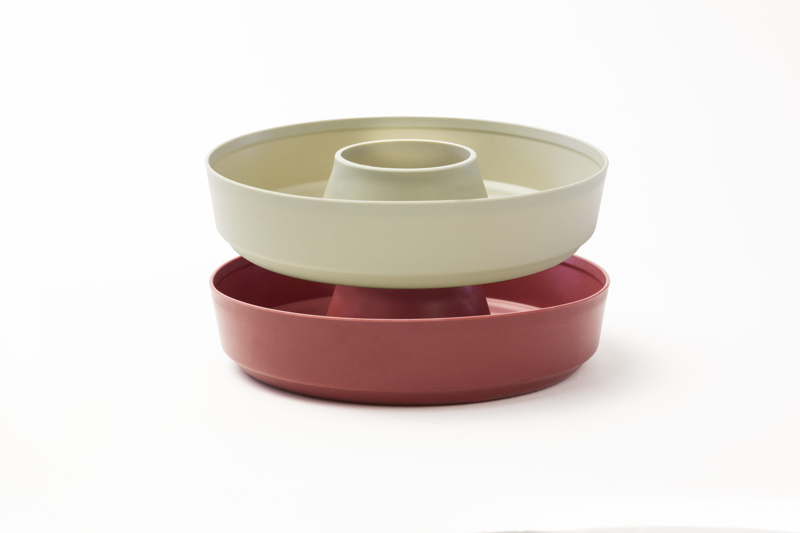 silicon1-duo-hr-scaled  Zwei passende Silikonformen, beige und dunkelrot, für den Omnia-Ofen.   Die verschiedenen Farben erleichtern die Zuordnung der Form für verschiedene Zwecke z. B. eine zum Backen und eine zum Kochen.