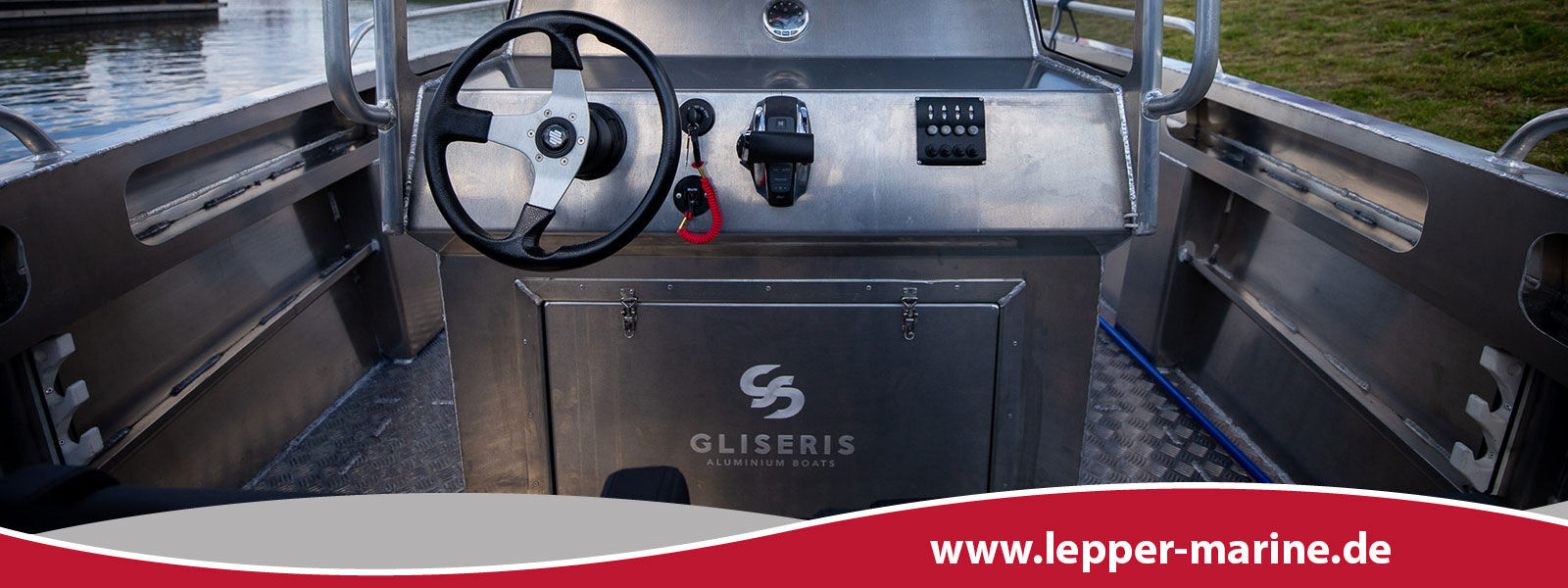 Blick auf den Steuerstand des Aluminiumbootes Gliseris G63C mit Lenkrad und Instrumenten.