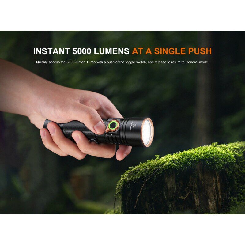 Fenix E40R LED EDC Taschenlampe in Anwendung für den Alltag und Outdoor-Abenteuer.