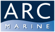 Das blaue Markenlogo von ARC Marine mit dem großen weißen Schriftzug ARC über dem hellblauen Text Marine.