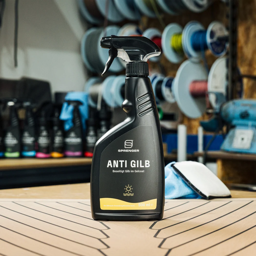Sprenger Anti Gilb 500 ml Gelcoat-Reiniger in Anwendung an einem Boot