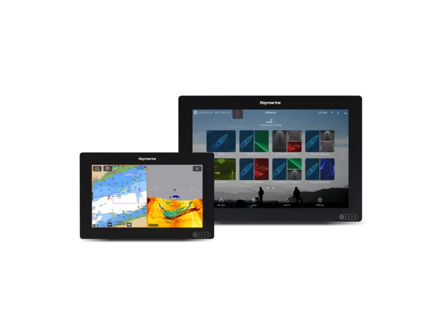 Zwei Raymarine Axiom Plus Multifunktionsdisplays mit unterschiedlichen Bildschirmansichten nebeneinander.
