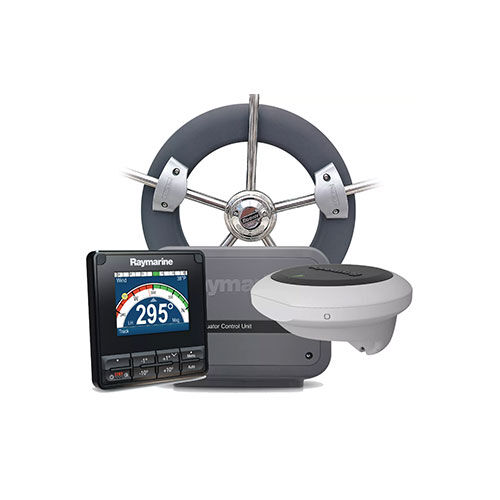Raymarine Autopilot System mit Bedienteil, Steuercomputer und Kompass vor einem Steuerrad.