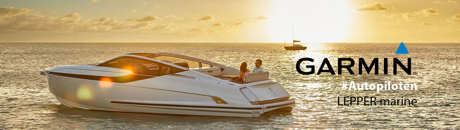 Ein Motorboot fährt im Abendlicht auf dem ruhigen Meer, während Garmin Autopiloten beworben werden