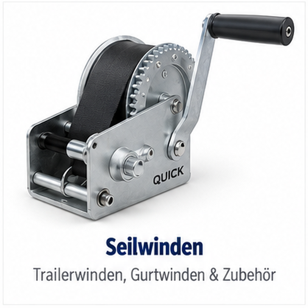 Eine mechanische Handseilwinde mit schwarzem Gurtband und stabiler Metallkurbel auf weißem Grund.