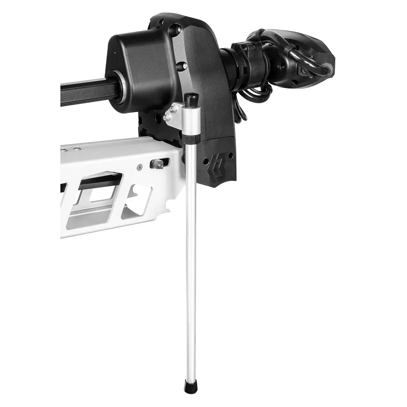 Detailansicht des Minn Kota Ultrex Quest II Bugmotors mit montiertem Stab und Befestigungselementen.