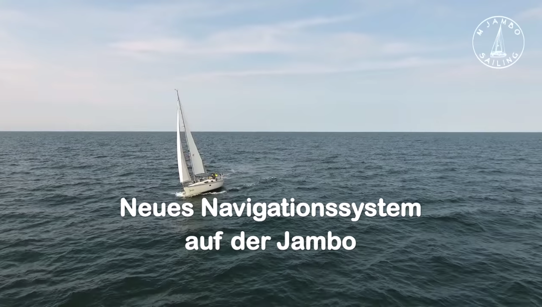 Eine weiße Segelyacht segelt auf ruhiger See unter bewölktem Himmel.