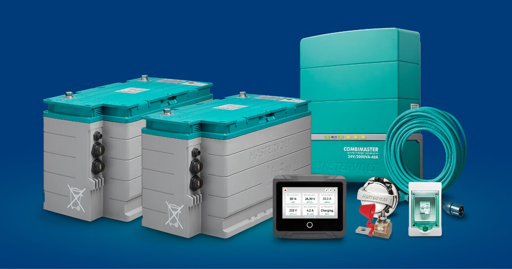 Mastervolt Energiesystem mit zwei Batterien, CombiMaster Wechselrichter, Display und Zubehoer.