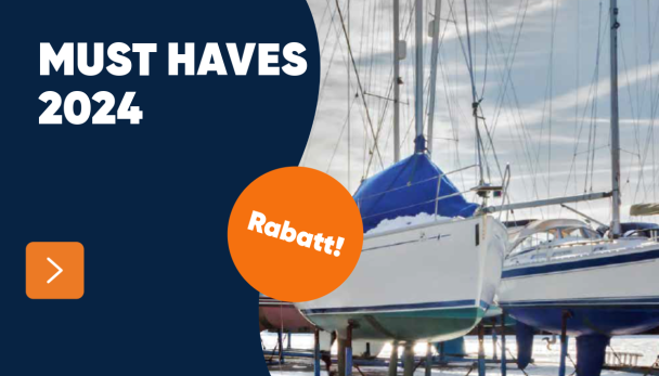 Aufgebockte Segelboote im Winterlager mit dem Aufdruck Must Haves 2024 und einem Rabatt Hinweis