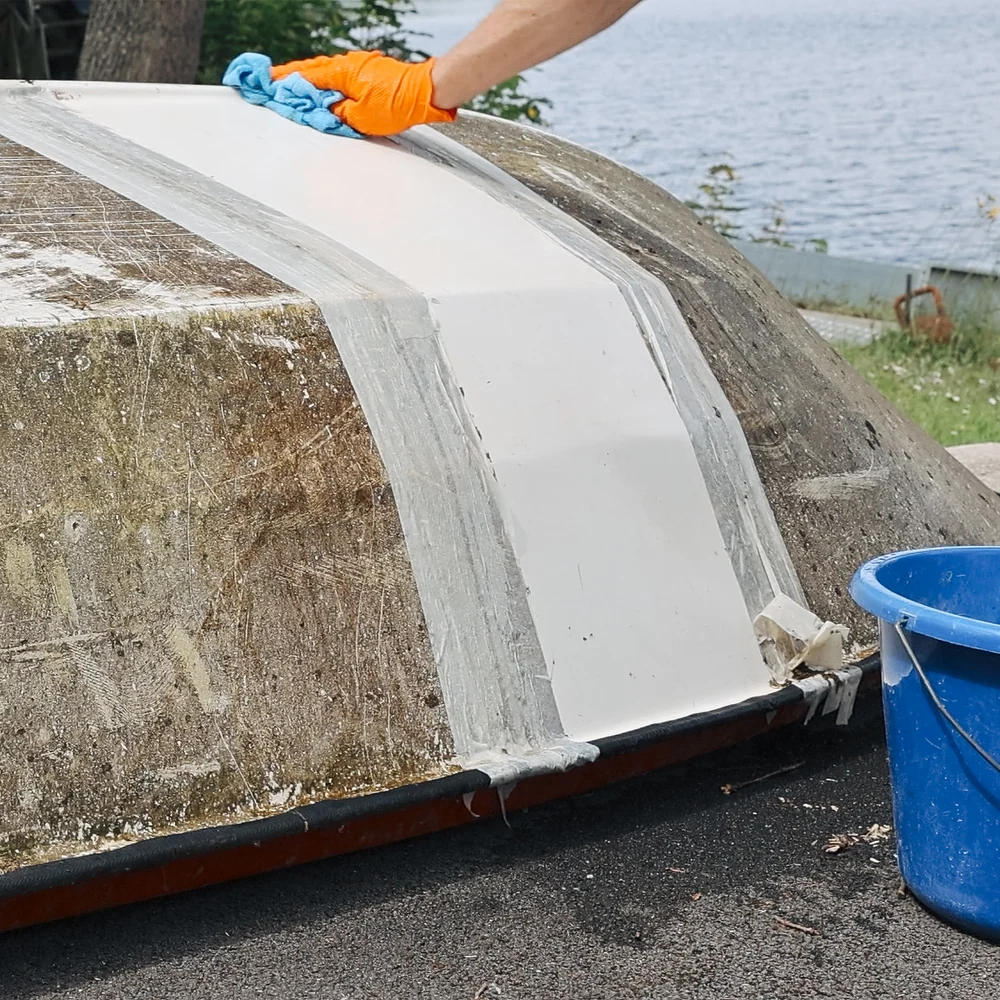 Sprenger Muschel- und Algenreiniger 500ml in Anwendung am Boot, stark säurehaltiger Bewuchsentferner