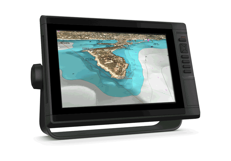Ein schwarzes Kartenplotter-Display mit einem Navionics Platinum Plus Seekarten-Ausschnitt auf dem Bildschirm.