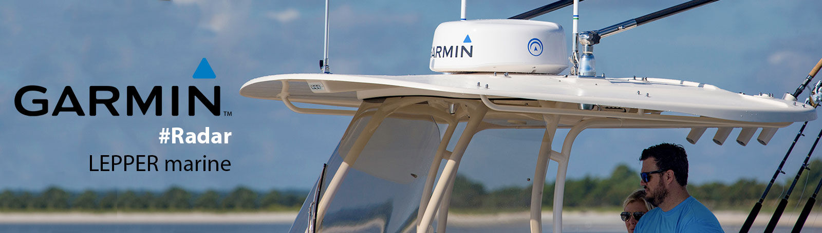 Garmin Schiffsradar montiert auf dem Hardtop eines Motorbootes auf dem Wasser