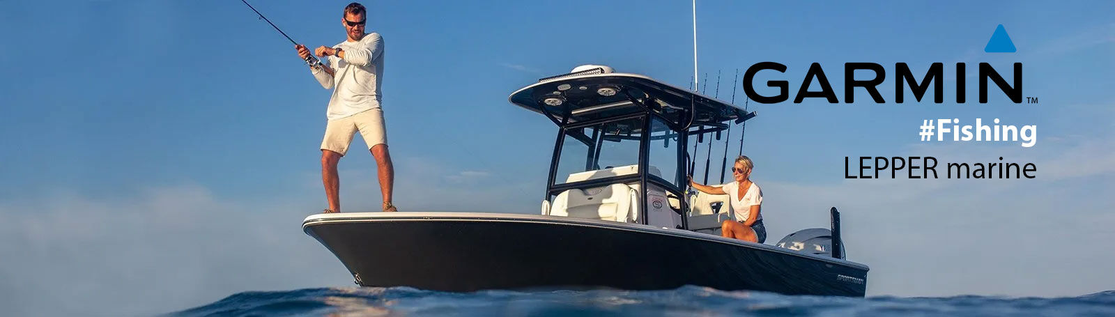 Ein Angler auf einem Boot mit Garmin Marine Elektronik auf dem offenen Meer
