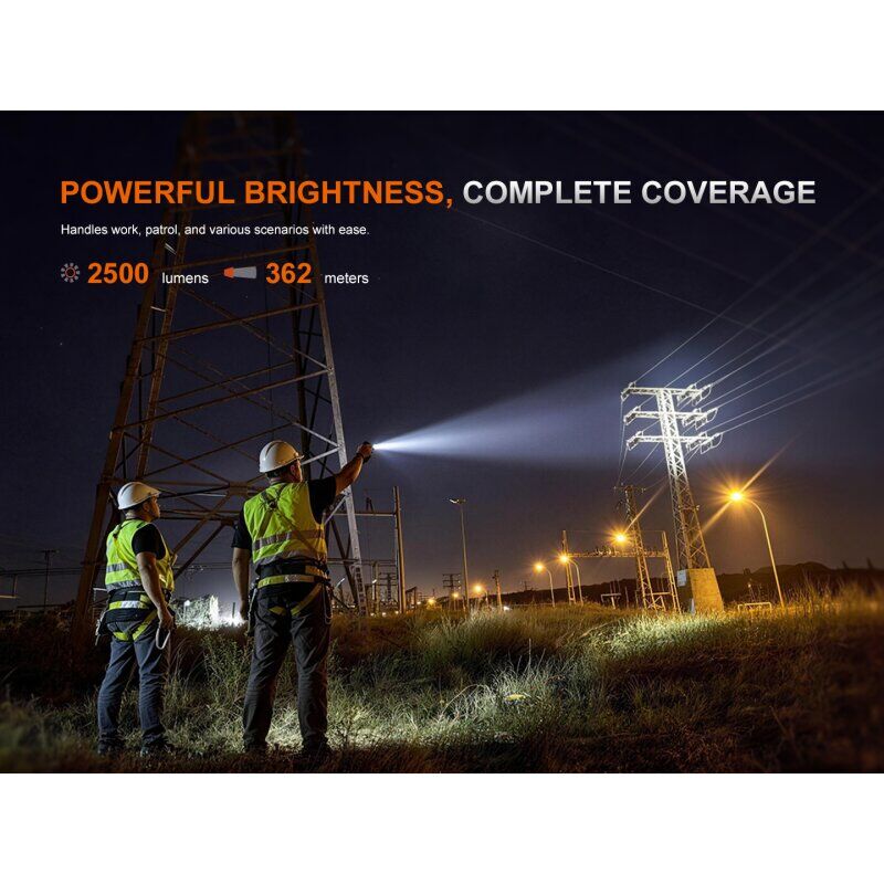 Fenix WT26RM Arbeitsleuchte leuchtet bei Nacht einen Strommast mit 2500 Lumen und 362 Metern Leuchtweite aus.