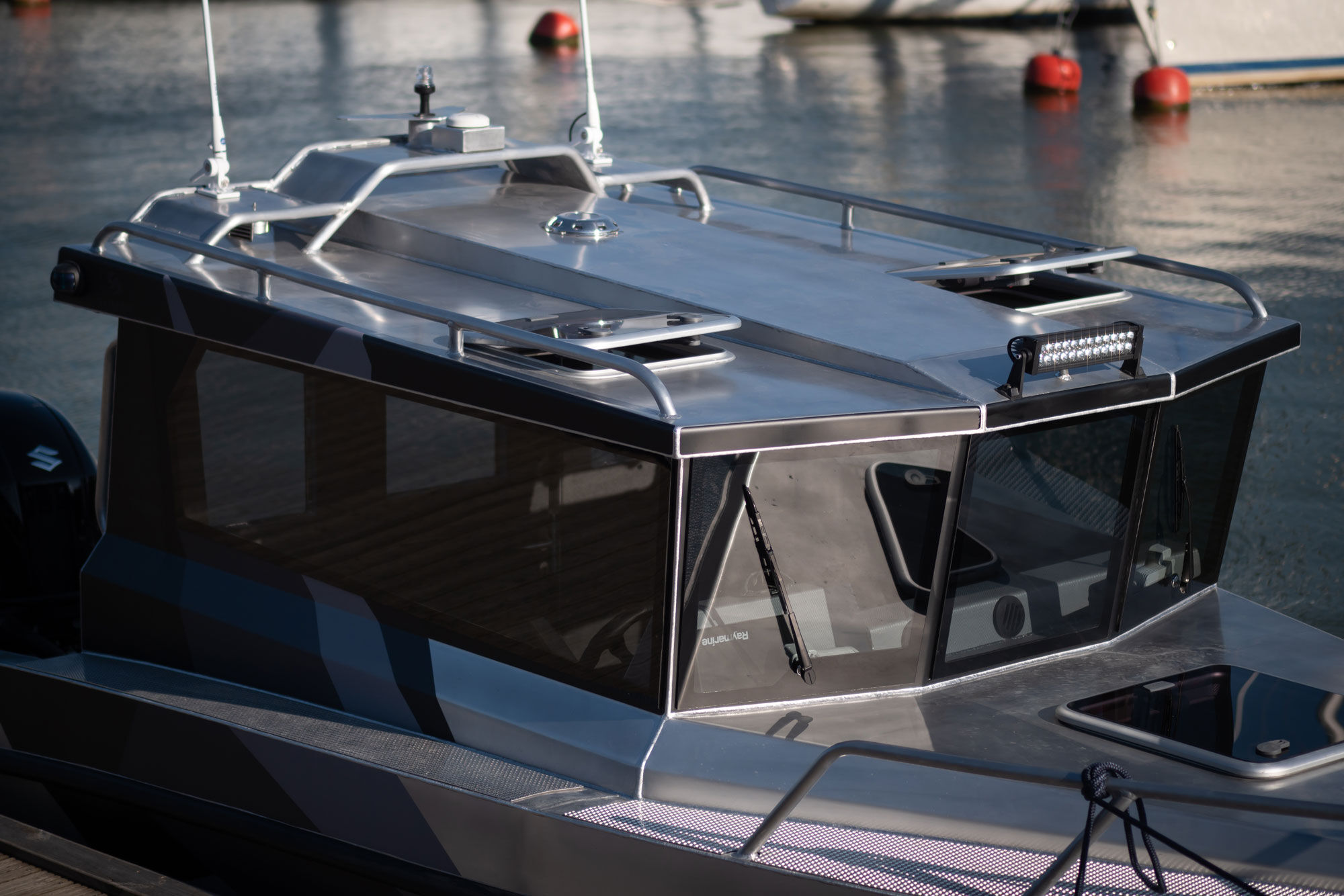 Das Deckshaus des Gliseris GS63C Aluminium-Kabinenboots von der Seite mit Fenstern und Dachaufbauten.