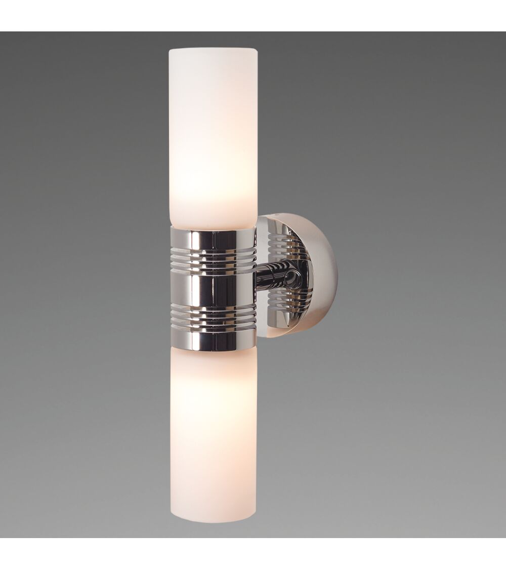 Prebit LED-Anbauleuchte W2 in Chrom glänzend mit zwei zylindrischen Gläsern in mattem Weiß vor grauem Hintergrund.