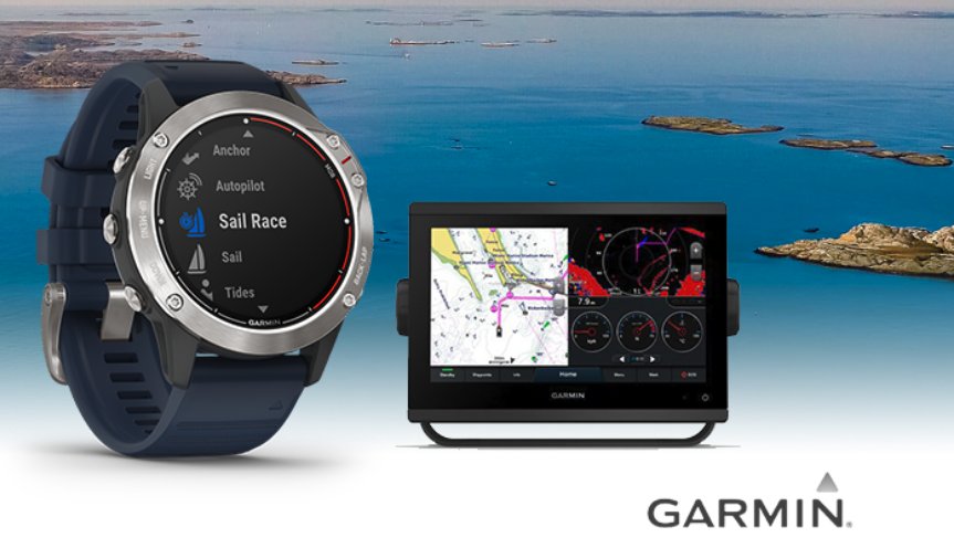 Garmin Quatix Smartwatch mit blauem Armband und Garmin GPSmap Plotter vor einer Küstenlandschaft.