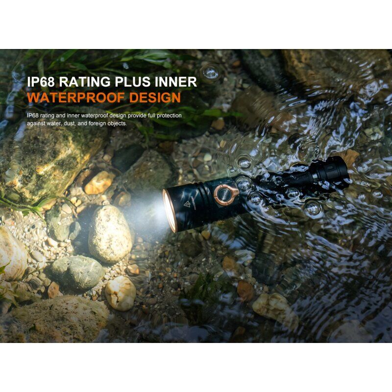 Fenix E40R LED EDC Taschenlampe in Verwendung, mit bis zu 5.000 Lumen.