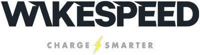 Das Wakespeed Logo mit dem Schriftzug Charge Smarter und einem gelben Blitzsymbol.