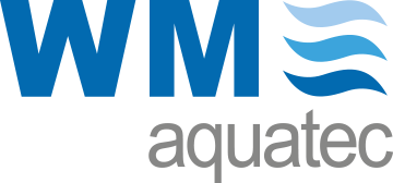 Das blaue und graue Logo der Marke WM aquatec mit Wellensymbol auf weißem Hintergrund.