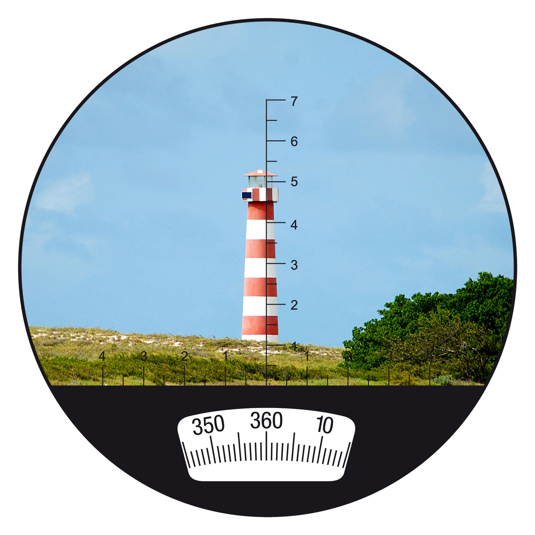 Blick durch das Bresser Nautic Fernglas auf einen rot-weißen Leuchtturm mit integrierter Strichplatte und Kompass.