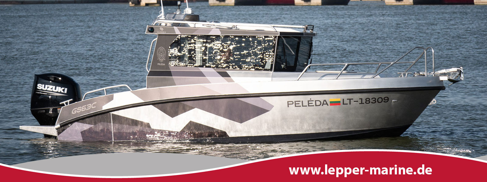 Das Motorboot Gliseris G63C mit Tarnmuster-Foliierung und Suzuki-Außenbordmotor auf dem Wasser.