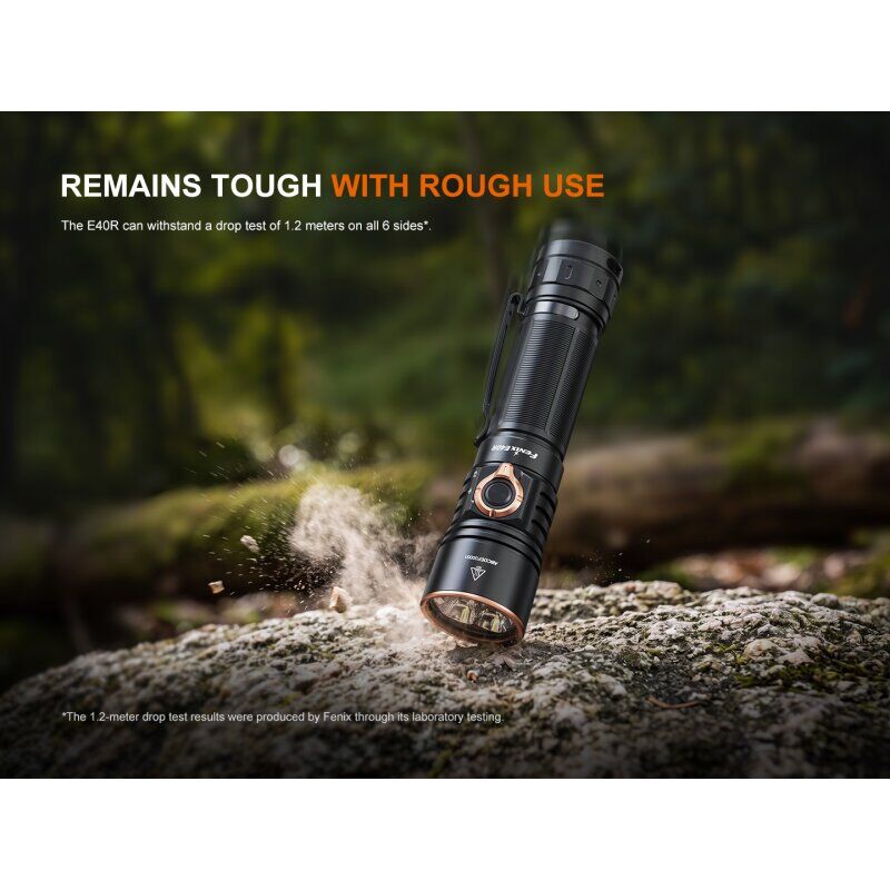 Fenix E40R LED EDC Taschenlampe mit 5.000 Lumen im Einsatz in einer Umgebung