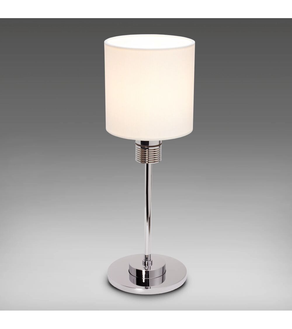Die prebit LED-Tischleuchte NOVA table in Chrom glanz hat einen runden weißen Schirm und ein schmales Gestell.
