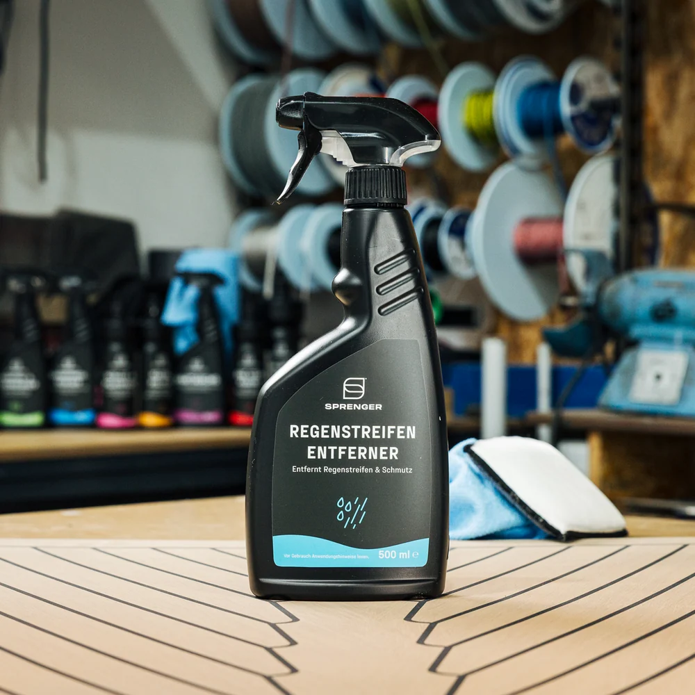 Sprenger Regenstreifenentferner 500ml in Anwendung am Boot, Ansicht im Set