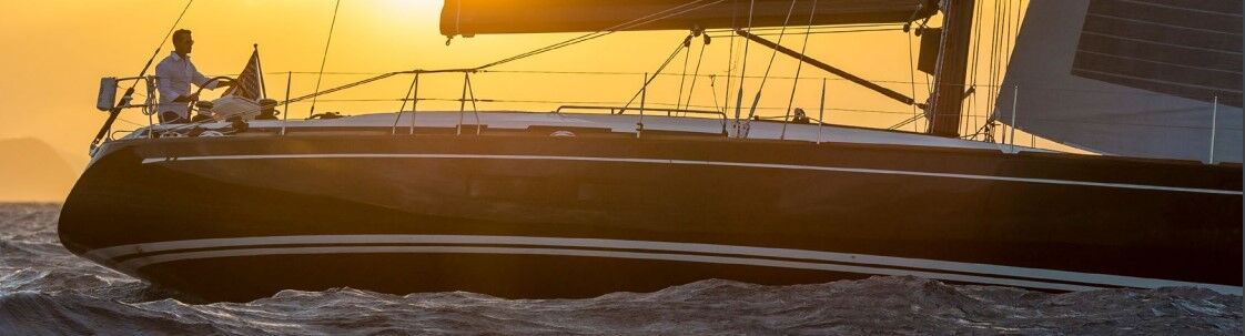 Selden Deck Hardware auf einem Segelboot in Fahrt bei Sonnenuntergang auf dem Meer