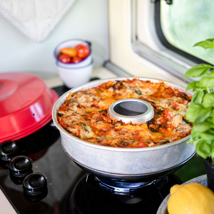 Eine frisch zubereitete vegetarische Lasagne im Omnia Backofen auf einem Herd in der Küche