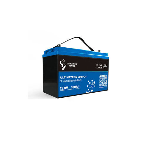 Ultimatron LiFePO4 Smart Bluetooth BMS Batterie mit 12,8V und 100Ah in schwarzem Gehäuse mit blauem Deckel und Tragegurt
