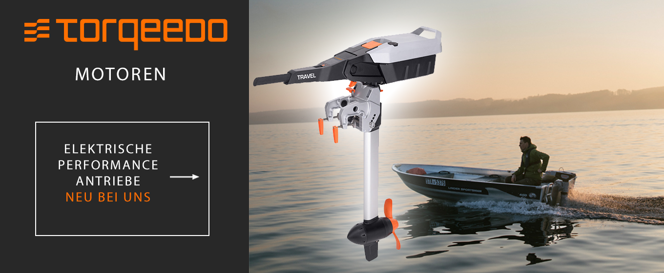 Torqeedo Travel Elektroaussenborder im Vordergrund und ein Boot auf einem ruhigen See bei Sonnenuntergang im Hintergrund.