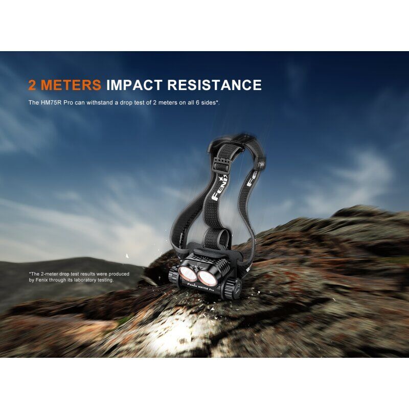Die Fenix HM75R Pro Stirnlampe liegt auf Felsen und zeigt ihre hohe Stoßfestigkeit bei Stürzen aus zwei Metern Höhe.