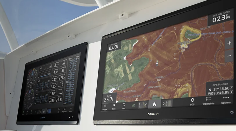 Zwei Garmin GPSmap Displays mit Kartenansicht und Instrumenten auf einer weissen Schiffskonsole.