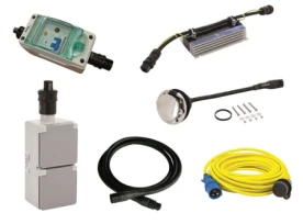 Übersicht der Komponenten des Vetus Landstromanschluss-Systems inklusive Kabel, Steckdosen und Steuergeräten.