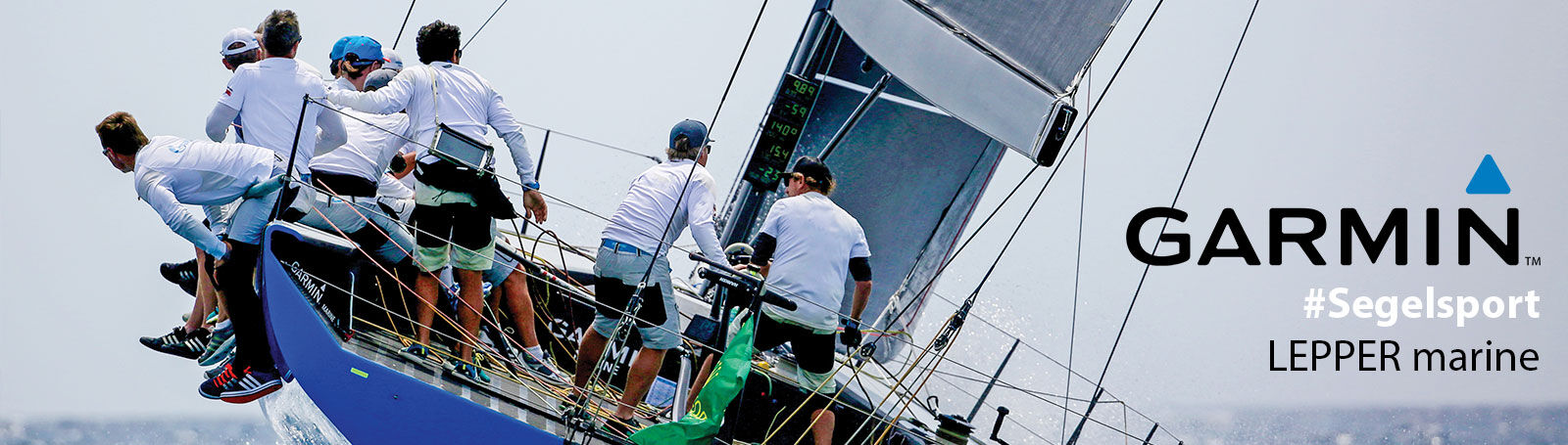 Garmin Segelsport Team auf einer Rennyacht im Regattaeinsatz auf dem offenen Meer