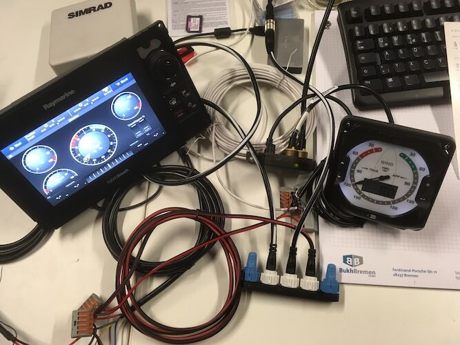 Raymarine Display und ein Windinstrument mit Kabeln und Verteiler auf einem Schreibtisch aufgebaut.