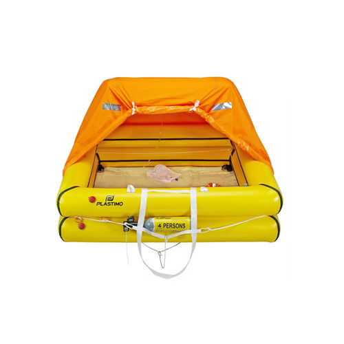 Gelbe Plastimo Rettungsinsel Cruiser für vier Personen mit orangefarbenem Verdeck vor weißem Hintergrund