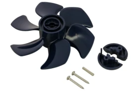 Schwarzer Vetus Propeller mit fünf Flügeln, Klemmenteilen und Schrauben als Ersatzteilset.