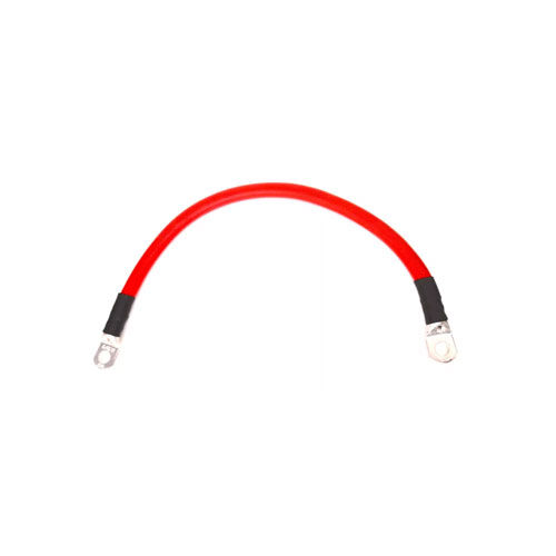 Rotes Batteriekabel mit schwarzen Schrumpfschläuchen und vorgepressten Kabelschuhen an beiden Enden vor weißem Hintergrund.