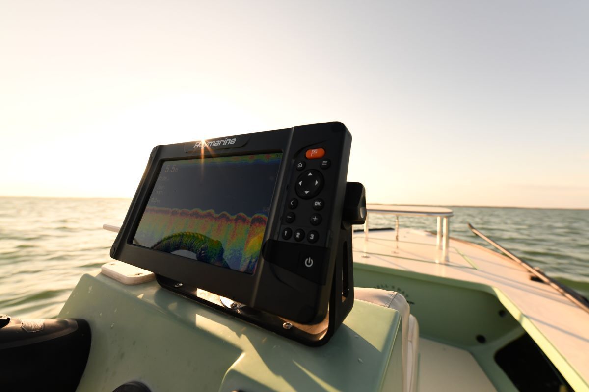 Ein Raymarine Element Echolot ist auf der Konsole eines Bootes montiert und zeigt ein Farbsonarbild.