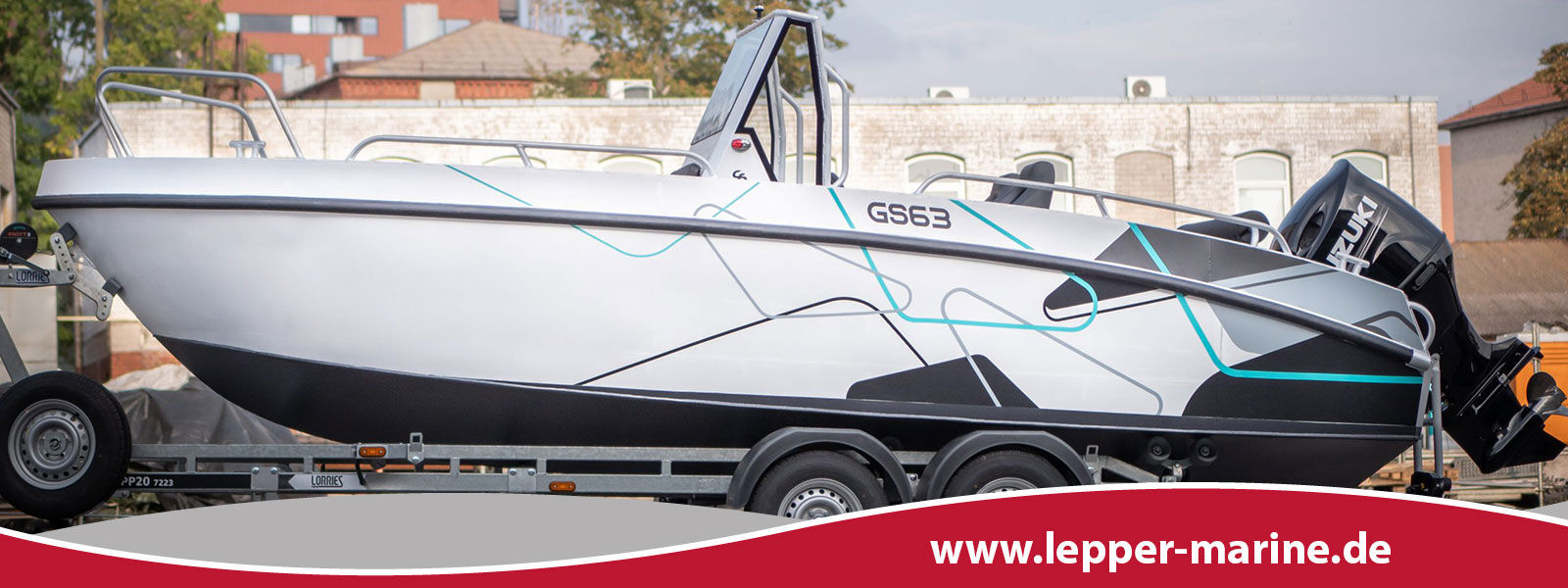 Das Motorboot Gliseris G63CC steht auf einem Bootsanhänger in der Seitenansicht mit Suzuki Außenbordmotor.