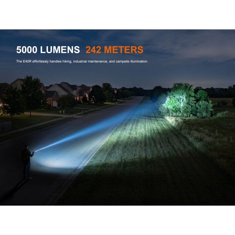 Fenix E40R LED EDC Taschenlampe in Verwendung, mit bis zu 5.000 Lumen.